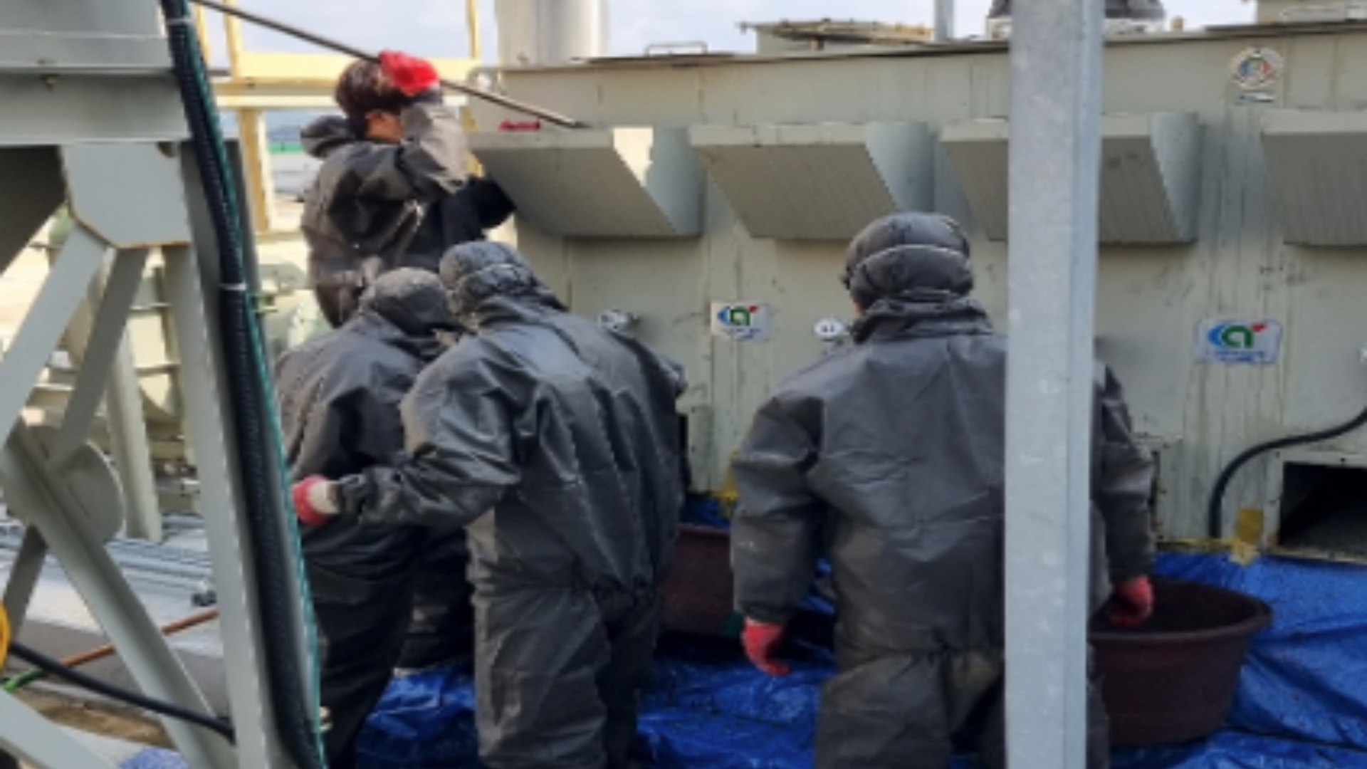 활성탄 흡착시설 전경 및 교체 작업 현장